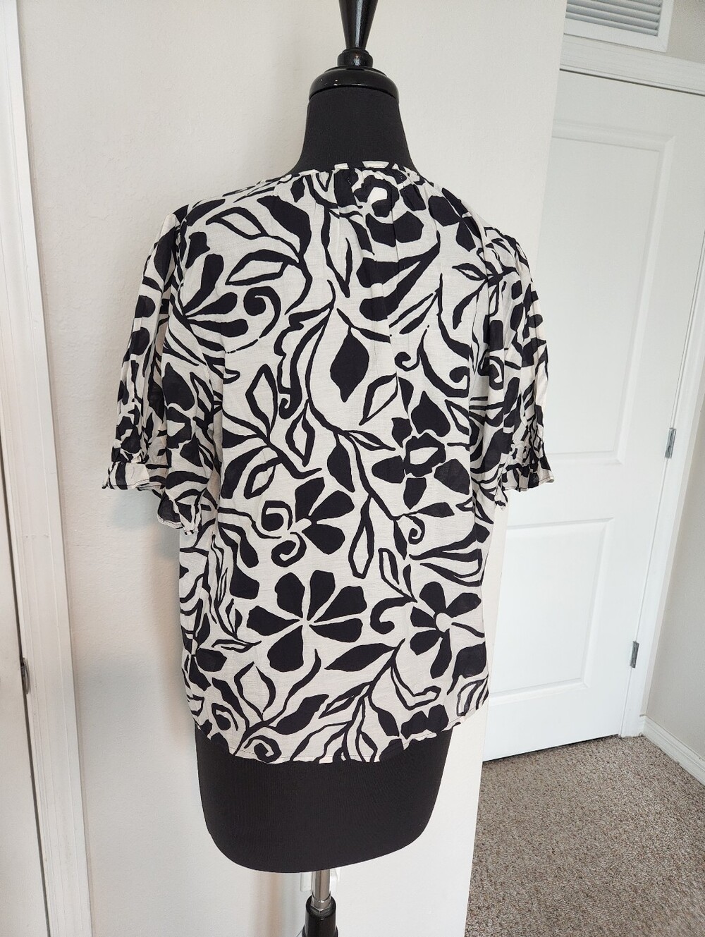 Velvet by Graham & Spencer Black & White Floral V-Neck Blouse - Picture 4 of 7